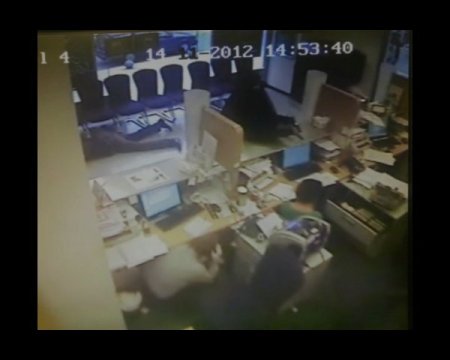 Kadın kılığındaki banka soygunu güvenlik kamerasında