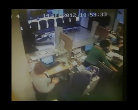 Kadın kılığındaki banka soygunu güvenlik kamerasında