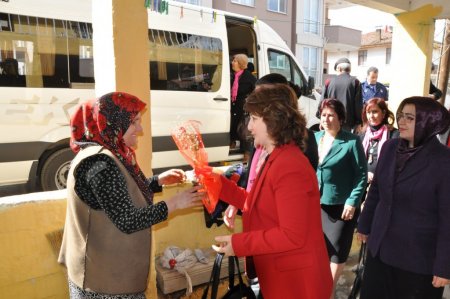 Kadın Meclisi üyelerinden hasta kadınlara 8 Mart ziyareti
