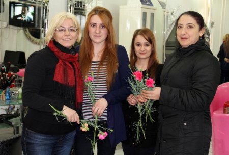 Kadın muhtar, Kadınlar Günü'nü karanfil dağıtarak kutladı