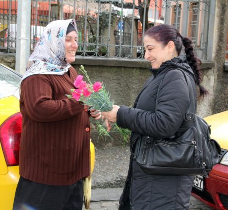 Kadın muhtar, Kadınlar Günü'nü karanfil dağıtarak kutladı