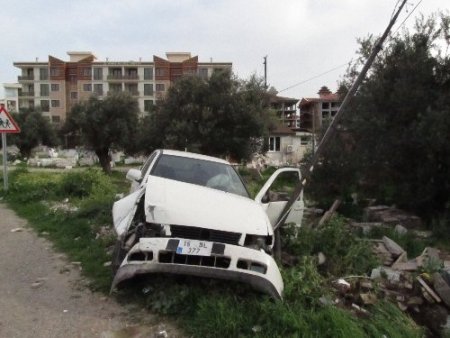 Kadın sürücü, iki çocuğuyla elektrik direğine çarptı