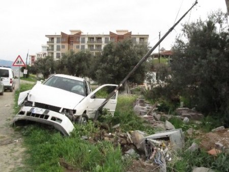 Kadın sürücü, iki çocuğuyla elektrik direğine çarptı