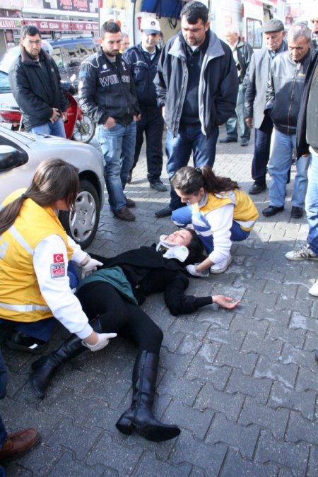 Kadın Sürücü Çarptığı Yayaya Moral Verdi