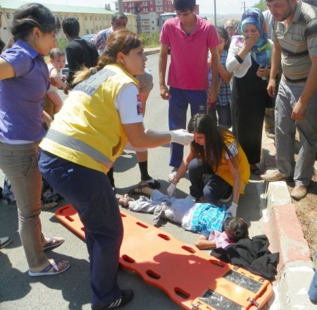 Kadın Sürücünün Çarptığı Çocuk Ağır Yaralandı