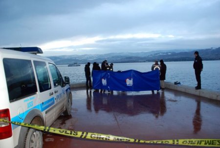 Kadın ve erkek birbirlerini bağlayıp denize atladı
