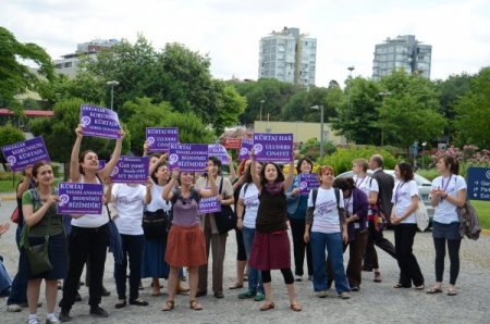 Kadına Şiddet Sempozyumunda Feminist Protestosu
