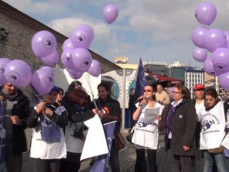 ‘Kadına şiddete hayır’ demek için gökyüzüne balon uçurdular