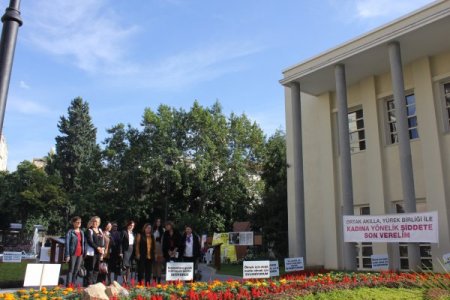 Kadına şiddete parkta sergiledikleri dövizlerle tepki gösterdiler