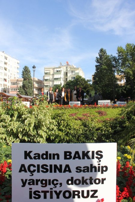 Kadına şiddete parkta sergiledikleri dövizlerle tepki gösterdiler