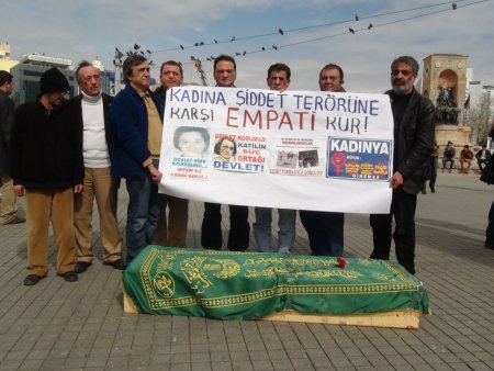 Kadına şiddete tabutlu protesto
