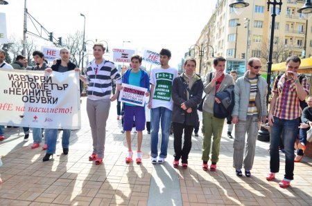 Kadına şiddeti kınayan erkekler topuklu ayakkabı eziyetine katlandı