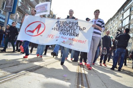 Kadına şiddeti kınayan erkekler topuklu ayakkabı eziyetine katlandı