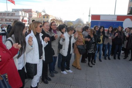 Kadına uygulanan şiddeti, dans ederek protesto ettiler