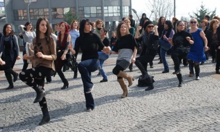 Kadına yönelik şiddete danslı protesto