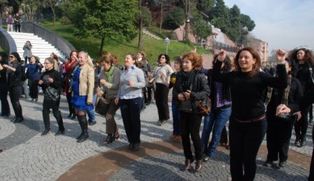 Kadına yönelik şiddete danslı protesto