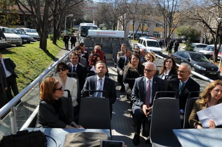 Kadına yönelik şiddetin durması için üstü açık otobüsle broşür dağıtacaklar