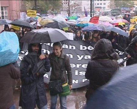 'kadına Yönelik Şiddetle Mücadele Günü'nde Türban Karşıtı Döviz Tepki Aldı