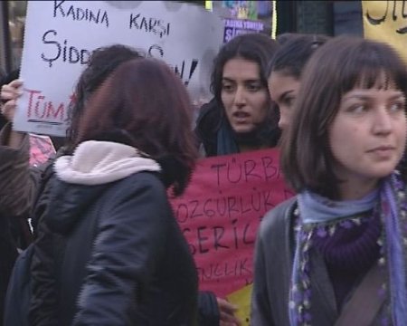 'kadına Yönelik Şiddetle Mücadele Günü'nde Türban Karşıtı Döviz Tepki Aldı