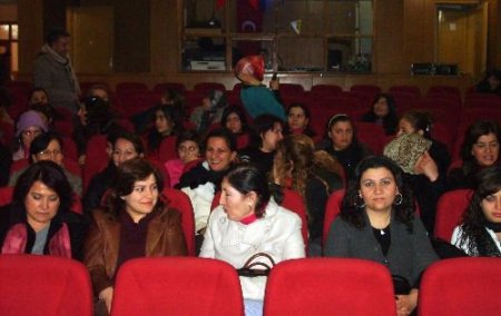 Kadınlar, Belediyenin Ücretsiz Tiyatro Oyununda Buluştu