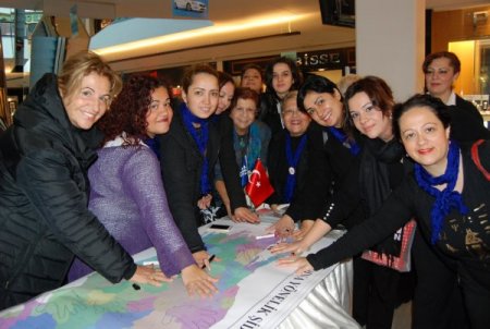 Kadınlar, şiddete karşı 'el izi' bıraktı