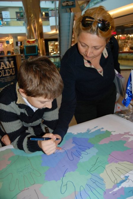 Kadınlar, şiddete karşı 'el izi' bıraktı