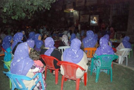 Kadınlar, Şiddete Karşı Kahvehanelerde Toplantı Yapıyor