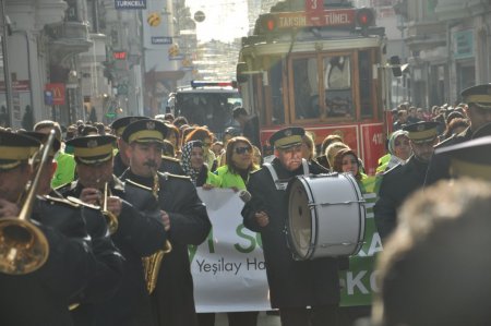 Kadınlar, sigara ve alkole karşı yürüdü
