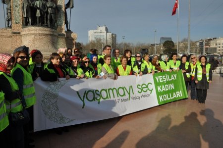 Kadınlar, sigara ve alkole karşı yürüdü