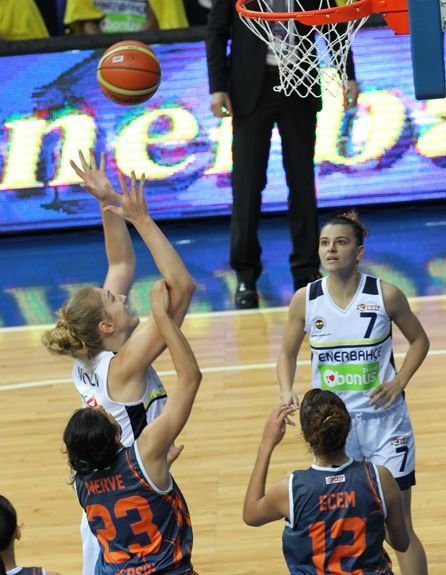 Kadınlar Basketbolda Fenerbahçe, Mersin Büyükşehir Belediyesi'ni 77-54 yendi