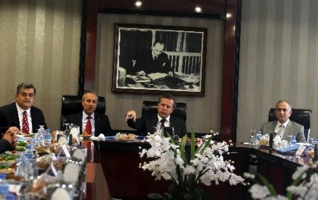 Kadınlar gençken, erkekler yaşlandıkça aile içi şiddete maruz kalıyor