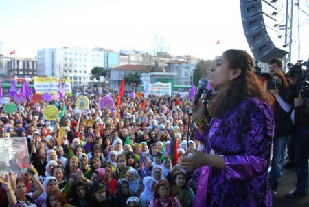 Kadınlar Günü için mitingde toplandılar