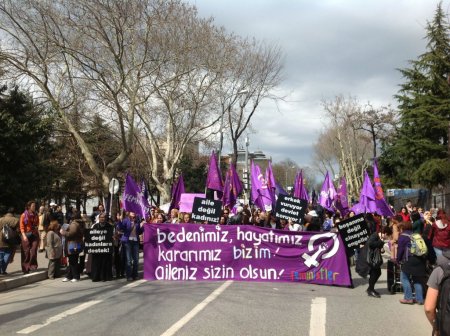 Kadınlar Günü için mitingde toplandılar