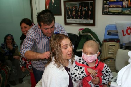 Kadınlar Günü'nde lösemili çocukların annelerinin saçını yaptılar