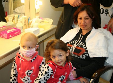 Kadınlar Günü'nde lösemili çocukların annelerinin saçını yaptılar