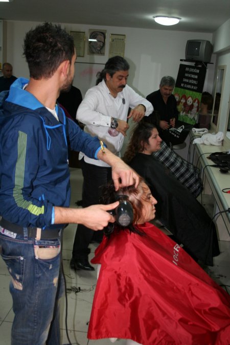 Kadınlar Günü'nde lösemili çocukların annelerinin saçını yaptılar