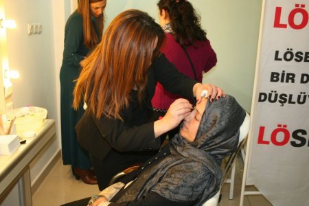 Kadınlar Günü'nde lösemili çocukların annelerinin saçını yaptılar