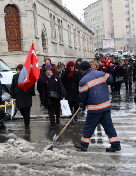 Kadınlar Hakları İçin Yürüdü, Erkekler Kaldırım Temizledi