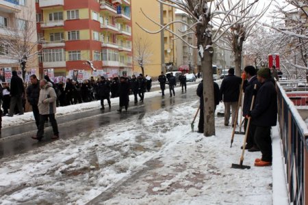 Kadınlar Hakları İçin Yürüdü, Erkekler Kaldırım Temizledi
