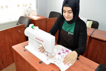 Kadınlar hem meslek öğreniyor hem aile bütçesine katkı sağlıyor