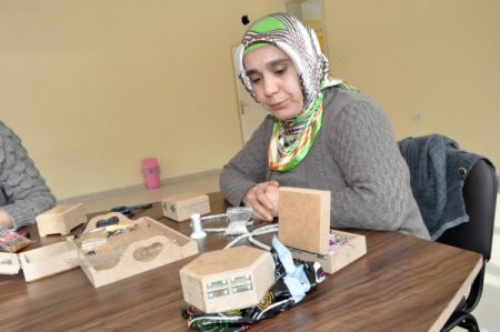 Kadınlar hem meslek öğreniyor hem aile bütçesine katkı sağlıyor