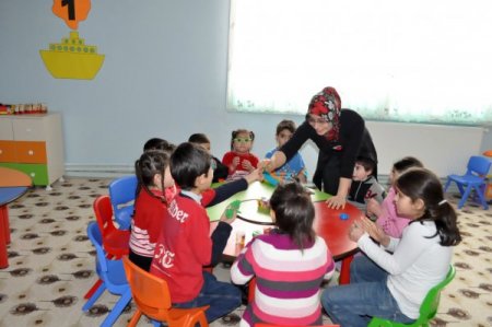 Kadınlar hem meslek öğreniyor hem aile bütçesine katkı sağlıyor