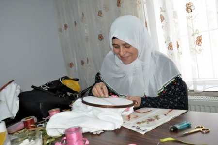 Kadınlar hem meslek öğreniyor hem aile bütçesine katkı sağlıyor