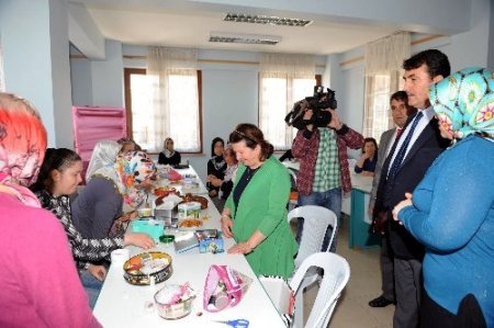 Kadınlar mahallelerinde meslek sahibi oluyor