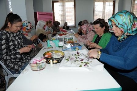 Kadınlar mahallelerinde meslek sahibi oluyor