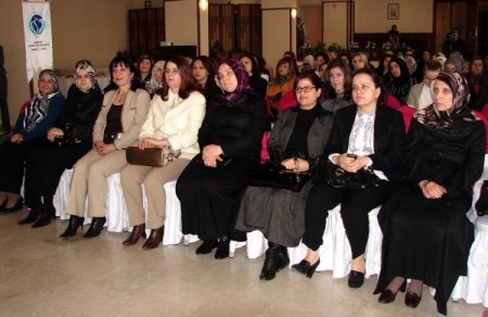 "Kadınlar Özgürlük Maskesi Adı Altında Sömürülüyor"