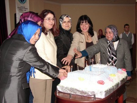 "Kadınlar Özgürlük Maskesi Adı Altında Sömürülüyor"