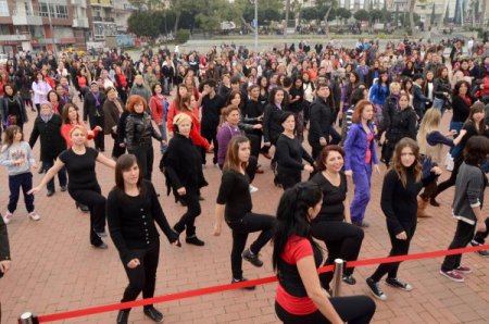 Kadınlar şiddete dansla cevap verdi