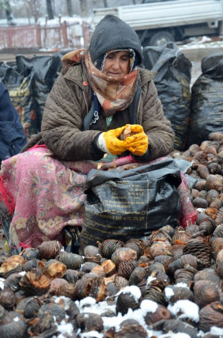 Kadınlar soğukta geçim mücadelesi veriyor