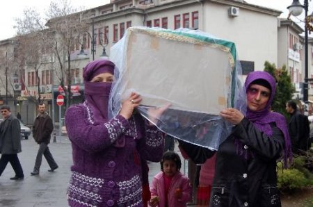 Kadınlardan Tabutlu Eylem